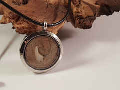 EM 13: Edelstahlmedaillon mit Hundehaaren und einem kleinen Zahn, verschlossen mit einem Drehverschluss. 30mm Preis: 46 Euro