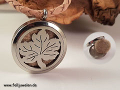 MO 10: Edelstahlmedaillon mit einem tollen Blattornament, Grösse 30mm. Preis: 52 Euro
