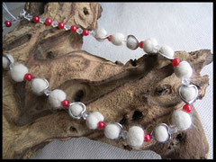 Bild 5: Rote Wachsperlen, klare Facettenperlen, Fellkugeln eigefasst in kleine silberne Herzen. Preis: 42 Euro