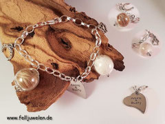 PH 4: Bettelarmband aus Edelstahl mit Glasperlen und silberne Anhängern . Die Gravurplatte ist aus Edelstahl (49 €)