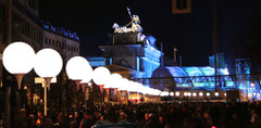 Lichtergrenze bei Nacht vor dem blau erleuchteten Brandenburger Tor und Quadriga. Foto: Helga Karl 