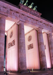 Durchgang Brandenburger Tor farbig erleuchtet bei Nacht. Lichtergrenze 9.Nov.2014. Foto: Helga Karl