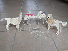 chien caniche 3D en carton et Playmais pour faire les touffes de poils