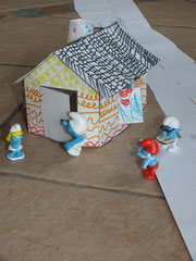 maison en papier, décorée puis assembler à la colle, les murs puis le toit, et la cheminée