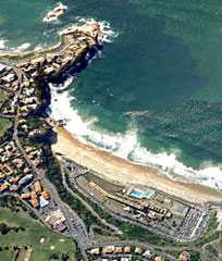 La même plage en 2013 : complexe hôtelier et parkings (GoogleEarth)  