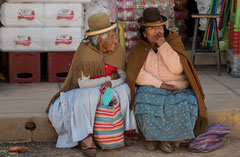 Peruanerinen im Gespräch in Puno/ Peru