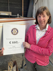 17 april 2021 : bestuurslid Margot met de donatie van  Rotary Heerenveen 