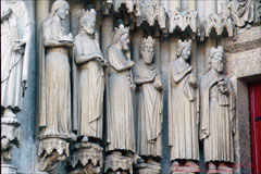Kathedrale von Amiens, Marienportal Gewändefiguren tagsüber