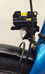 Fahrrad Scheinwerfer vor dem Einstellen zu hoch eingestellt. Luftblase nicht zu sehen.
