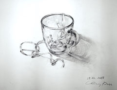 Stillleben in Kohle, Glaszeichnung, Glas mit Kohle gezeichnet, Licht und Schatten von Glas, Cecily Park,