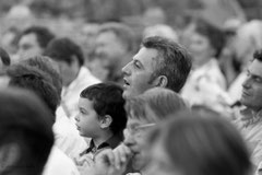 père et fils spectateurs attentifs