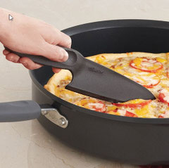 Du kannst das Nylonmesser auch auf deinen Backblechen sowie auch auf der Stoneware von Pampered Chef verwenden...