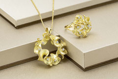 左．K18ﾀﾞｲﾔﾈｯｸﾚｽ（0.180ct）　　右．K18ﾀﾞｲﾔﾘﾝｸﾞ（0.120ct）