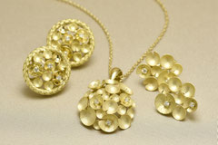 左．K18ﾀﾞｲﾔﾋﾟｱｽ（0.440ct）　　中．K18ﾀﾞｲﾔﾈｯｸﾚｽ（0.380ct）　　右．K18ﾀﾞｲﾔﾋﾟｱｽ（0.300ct）