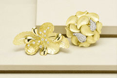 K18ﾀﾞｲﾔﾌﾞﾛｰﾁ　　左．（0.410ct）　　右．（0.530ct）