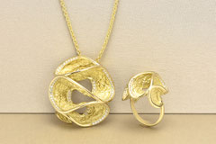 左．K18ﾀﾞｲﾔﾈｯｸﾚｽ（0.665ct）　　右．K18ﾀﾞｲﾔﾘﾝｸﾞ（0.610ct）　