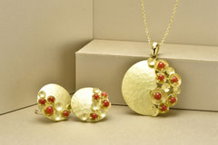 左．K18ﾋﾟｱｽ　　右．K18ﾈｯｸﾚｽ（SOLD OUT）