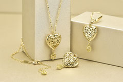 左．K18ﾈｯｸﾚｽ　　右．K18ﾋﾟｱｽ