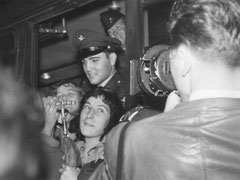 Elvis Presley trifft am 01.10.1958 ca. 19:30 Uhr mit dem Zug aus Bremerhaven in Friedberg ein. In Friedberg ist er stationiert. In Bad Nauheim wohnt er privat. Elvis has left the building and Germany am 02.03.1960.