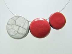 fiche descriptive de ce collier en poterie rouge et blanc