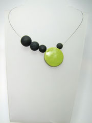 description de cet article collier vert en ceramique raku 