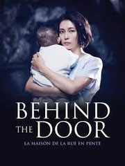 BEHIND THE DOOR <br>LA MAISON DE LA RUE EN PENTE <br>Wowow - 2019 - Japon <br>Co-adaptatrice : Ryoko Hagiwara <br>Studio de doublage : Hiventy Transperfect <br>Direction artistique : Nathalie Régnier <br>6 épisodes sur 6 <br>Diffusion : ARTE