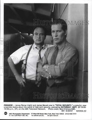 Total Security <br>Steven Bochco - 1997 - USA <br>Studio de doublage : Libra <br>Direction artistique : Jacques Barclay <br>4 épisodes sur 13 <br>Diffusion : SÉRIE CLUB