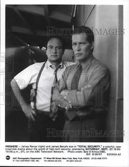 Total Security <br>Steven Bochco - 1997 - USA <br>Studio de doublage : Libra <br>Direction artistique : Jacques Barclay <br>4 épisodes sur 13 <br>Diffusion : SÉRIE CLUB