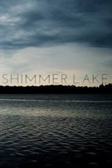 SHIMMER LAKE<br>d’Oren Uziel<br>Footprints Features - 2016 - USA<br>Studio de doublage : BTI Studios<br> Direction artistique : Pierre Valmy