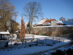 Spielplatz hinter der Mauer