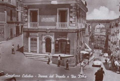 Piazza del Popolo e inizio Via Roma anni '50(di fronte il Salone di "Mastro Peppino Servidio" e L'Albergo "Bruno")