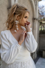 Brautpullover mit Frontausschnitt und langen Ärmeln von DAMA Couture für ein schönes Dekolleté