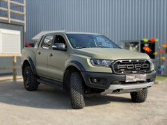 Ce ford F150 Raptor d'origine bleu brillant, entiérement recouvert d'un adhésif covering Desert US Army, pièce unique