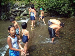 近くの親水公園で遊ぶ。