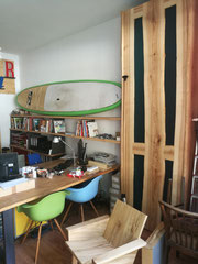 Regalwand und Schrank in Kernesche massiv - Plexiglas / Schreibtisch in amerikanischem Ahorn und Stahlgestell / Cocktailsessel in Rüster