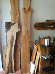 Holzmuster / Nußbaum / Zirbe / Kirschbaum / Zeder / Lärche / Eiche / Esche / Buchstütze aus Kirschbaum - MDF-Platte schwarz 