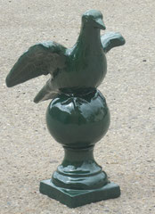 Pigeon aile ouverte sur pied  hauteur pigeon aile ouverte avec  boule environ  32 cm    hauteur totale pigeon avec pied environ 45 cm
