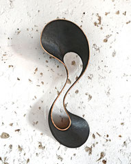 Schwingung II / 2023 / 90 x 32 x 14 cm Höhe/Breite/Tiefe / Eschenholz geflammt (sold)