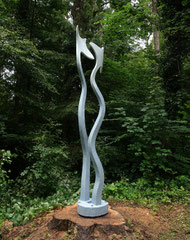 Tanzende Elfen / 2021 / 50 x 50 x 340 cm / Eschenholz geflammt, Ölfarbe / Auftrag
