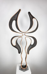 Entfalten I / 2024 / Eschenholz geflammt / 135 x 65 x 8 cm