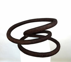 Verschlungen III / 2020 / 57 x 40 x 54 cm / Eschenholz, geflammt
