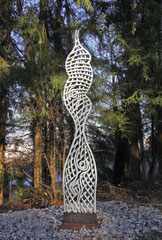 sehnen / 2018 / 60 x 6 x 360 cm / Eschenholz geflammt, Oelfarbe