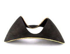 Formenspiel III / 2022 / 14 x 36 x 29 cm / Echenholz geflammt