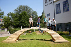 Brücken bilden - bilden Brücken (zweite Ausführung) / 2022 / 750x125x185cm / Fichtenlatten / im Auftrag der Lukaskirche Luzern