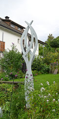 The Two of Us / 2024 / Eschenholz / 240 x 53 x 15 cm / Ölfarbe