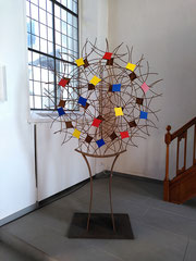 Taufbaum in Kirche Zürich-Höngg / 2022 / 200 x 120 x 50 cm / Eisen gerostet, farbige Blätter mit Magneten fixiert / Wettbewerb