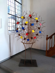 Taufbaum in Kirche Zürich-Höngg / 2022 / 200 x 120 x 50 cm / Eisen gerostet, farbige Blätter mit Magneten fixiert / Wettbewerb