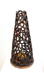 Verhüllt I / 2017 / 27 x 27 x 48 cm / Papelholz, geflammt