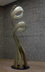 Wandlung / 2012 / 105x95x340cm / Eschenholz, Ölfarbe / Kunst am Bau