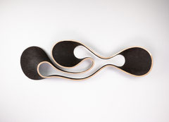 Schwingung VI / 2024 / 87 x 28 x 9 cm / Eschenholz geflammt